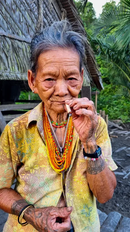 Grand mère de la famille au sein de la tribu Mentawaï